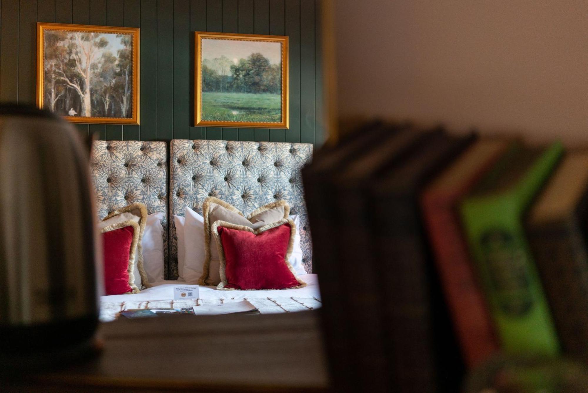 Crown Inn At Tolldown Чипинг Содбъри Екстериор снимка