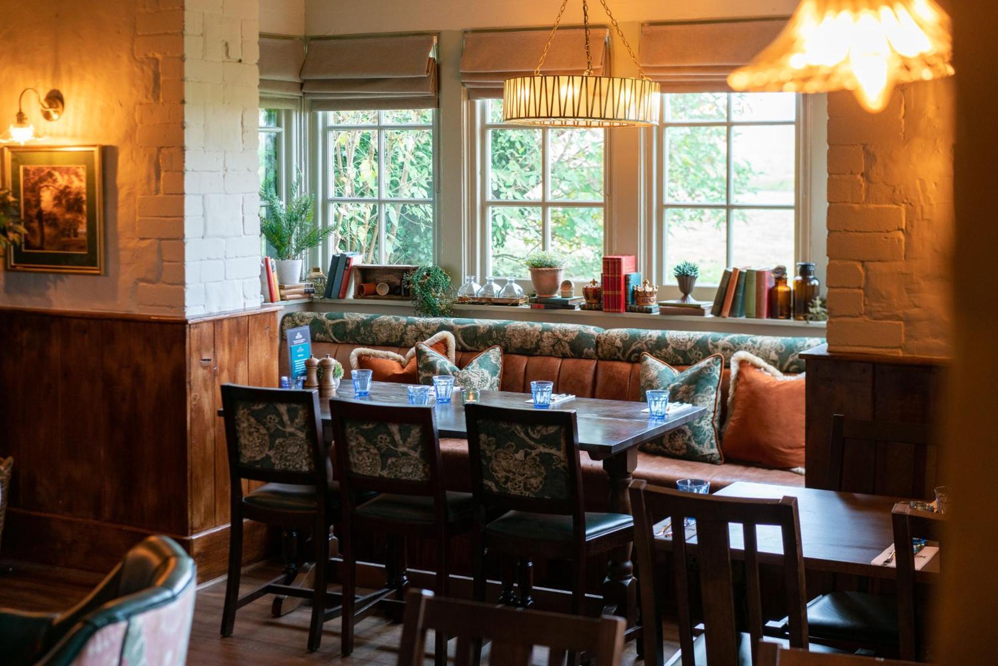 Crown Inn At Tolldown Чипинг Содбъри Екстериор снимка