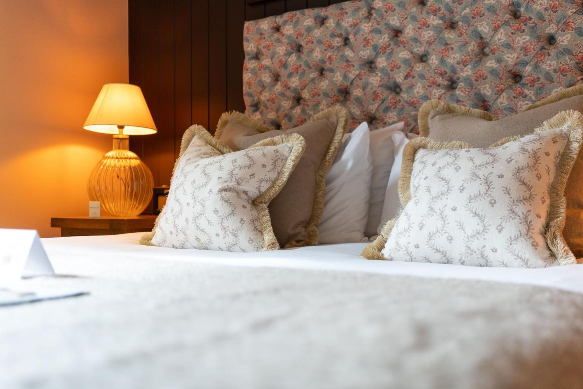 Crown Inn At Tolldown Чипинг Содбъри Екстериор снимка