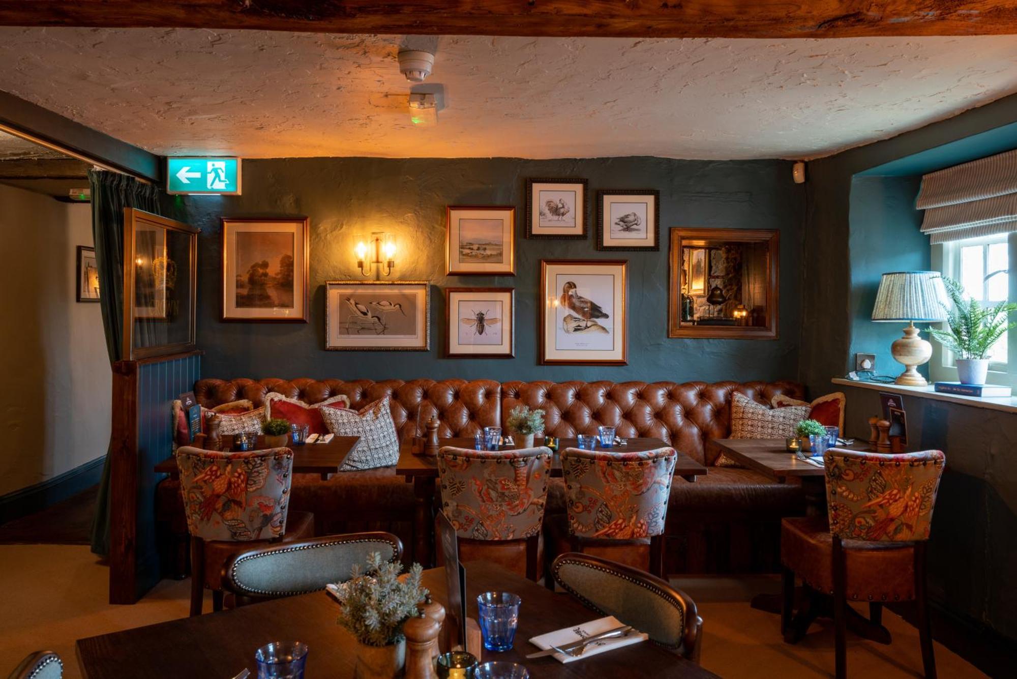Crown Inn At Tolldown Чипинг Содбъри Екстериор снимка